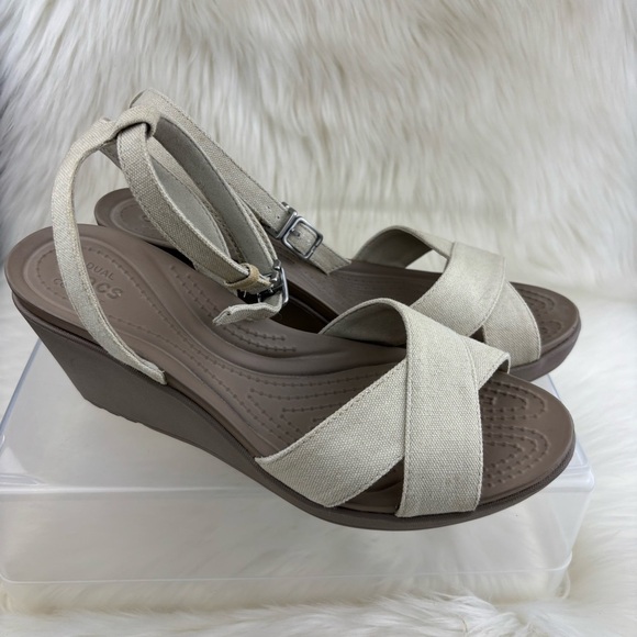CROCS Cream Wedge Sandals with Minimalist Design - Picture 3 of 11